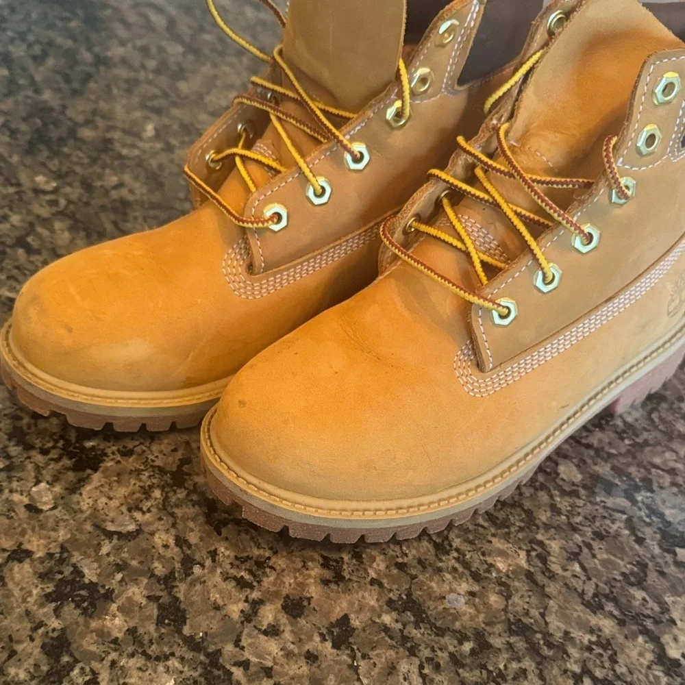 Timberland classic wheat nubuck Brown and Tan Boots 5 juniors EUC